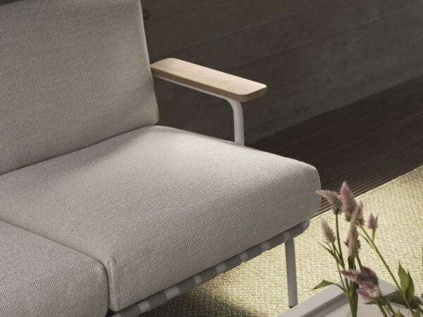 5_Settle-sofa-2-laze-1-grey-flow-coffee-table-ply-rug-recycled-polyester-moss-green-ridge-vase-16-white-frosted-glass-muuto-org_7.jpg