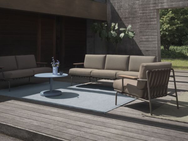 5_Settle-sofa-3-2-lounge-chair-ribbed-weave-5-taupe-ply-rug-recycled-polyester-light-blue-ridge-vase-16-glass-muuto-org_7.jpg