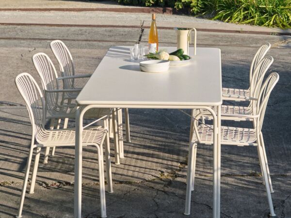 5_andTradition-Thorvald-SC99-Gartentisch-220-x-90-cm-ivory-Situation-2.jpg