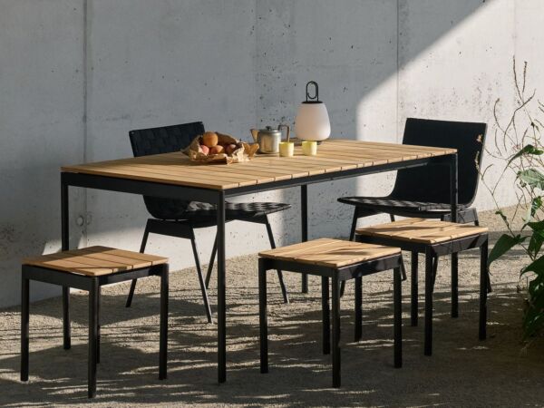 5_andTradition-AV47-Gartenhocker-Teak-warm-black-Situation-1.jpg