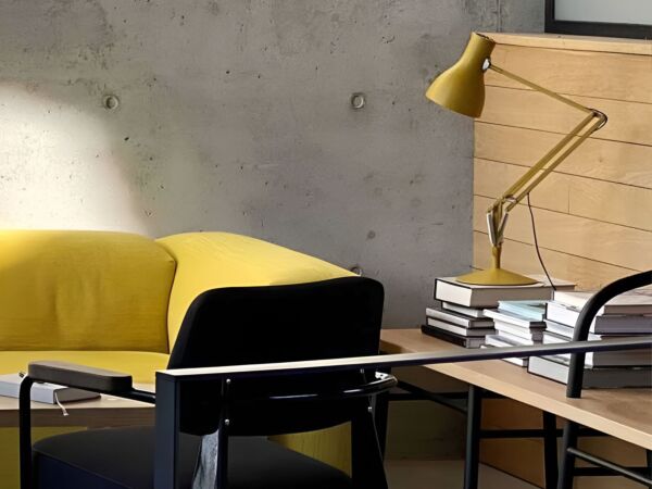 5_type75_DeskLampYellowAmbiance.jpg
