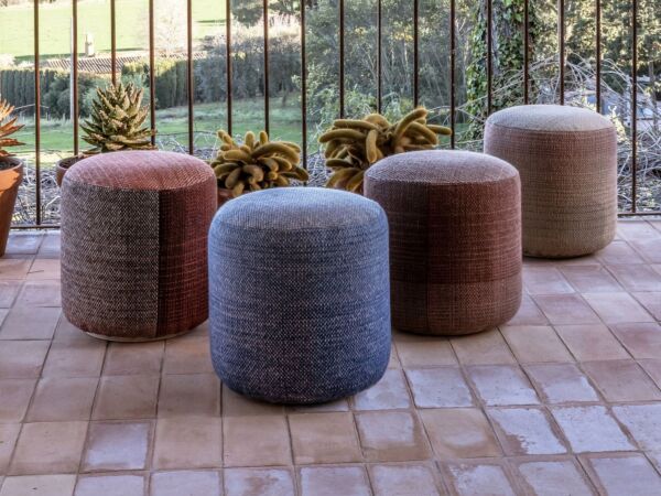 5_Nanimarquina-Shade-Outdoor-Pouf-40x39-cm-bunt-Ambiente-2.jpg