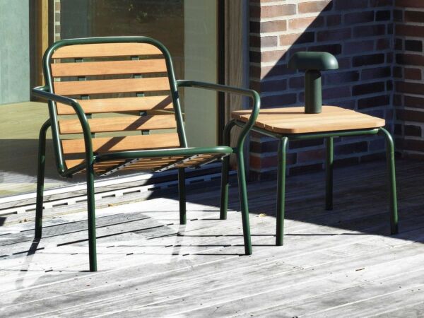 5_Normann-Copenhagen-Vig-Lounge-Chair-Vig-Beistelltisch-55-x-45-cm-dunkelgruen-robinie-Situation.jpg