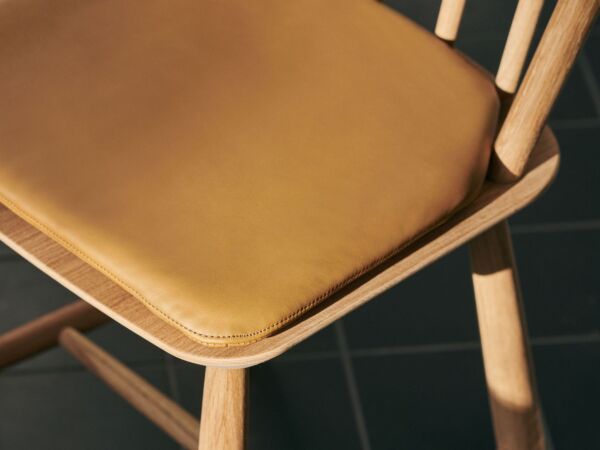 5_J41 wb lacquer_oak_Seat_Cushion_Sense_Cognac.jpg
