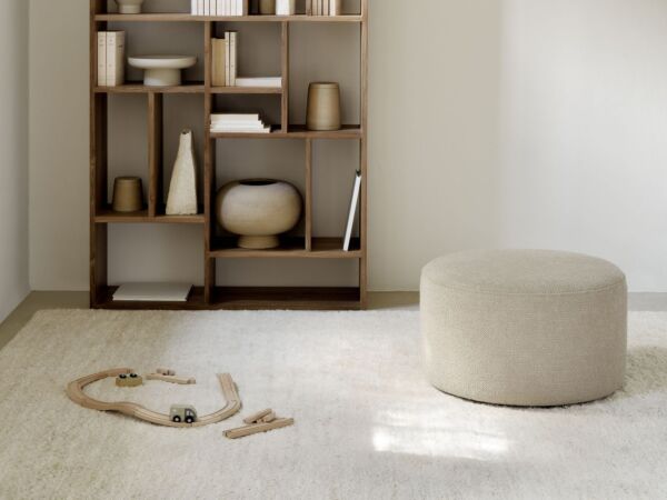 5_Teak_M_rack_21754_Dunes_knot_rug_sand_20157_Barrow_pouf_off_white.jpg