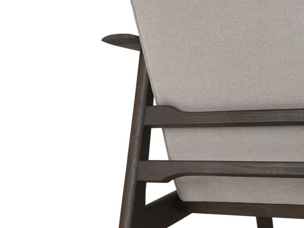 2_zAspekt_lounge_chair_varnished_teak_Dark_Brown_with_armrest_with_cushion_Warm_Ash_fabric_det.jpg