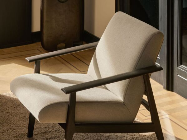 5_Aspekt_lounge_chair_varnished_teak_dark_brown_Warm_Ash_fabric.jpg