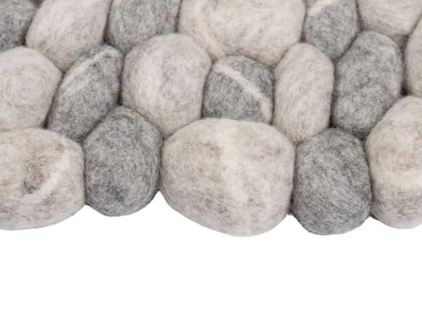 2_zErnie-filzkugelteppich-rund-steinoptik-hell-draufsicht-nah-myfelt-2_1.jpg