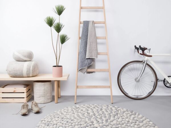 5_ernie-filzkugelteppich-rund-steinoptik-hell-ambiente-myfelt-2_1.jpg