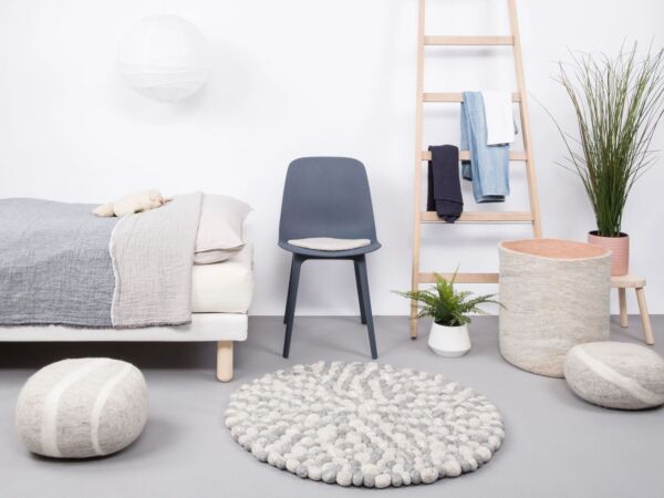 5_ernie-filzkugelteppich-rund-steinoptik-hell-ambiente-myfelt-3_1.jpg