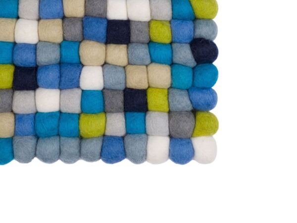 2_zfritz-filzkugelteppich-rechteckig-multifarben-gruen-blau-weiss-draufsicht-nah-myfelt-1.jpg
