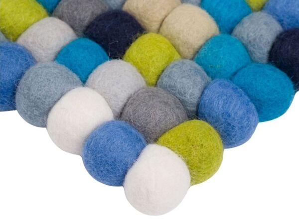 2_zfritz-filzkugelteppich-rechteckig-multifarben-gruen-blau-weiss-draufsicht-nah-myfelt-2.jpg