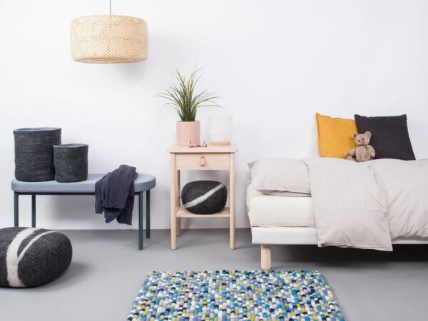 5_fritz-filzkugelteppich-rechteckig-multifarben-gruen-blau-weiss-ambiente-myfelt-3.jpg