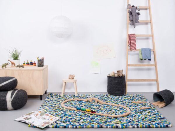 5_fritz-filzkugelteppich-rechteckig-multifarben-gruen-blau-weiss-ambiente-myfelt-4.jpg