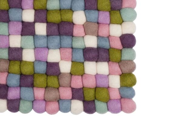 2_zGreta-filzkugelteppich-rechteckig-multifarben-pastell-draufsicht-nah-myfelt.jpg