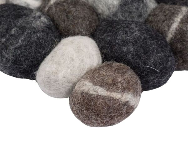 2_zhardy-filzkugelteppich-rechteckig-steinoptik-draufsicht-nah-myfelt-2_1.jpg
