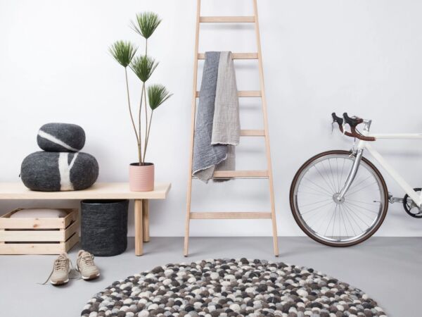 5_hardy-filzkugelteppich-rund-steinoptik-ambiente-myfelt.jpg