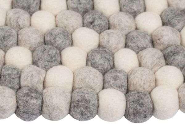 2_zhella-filzkugelteppich-rund-multifarben-natur-hell-draufsicht-nah-myfelt.jpg