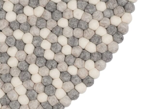 2_zhella-filzkugelteppich-rund-multifarben-natur-hell-draufsicht-nah-myfelt.jpg