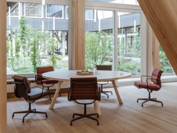 5_Vitra soft pad EA 207 Chair03.jpg