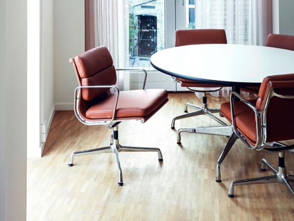 5_vitra-eames-softpad-chair-ea207-ea208-ambiente-02.jpg