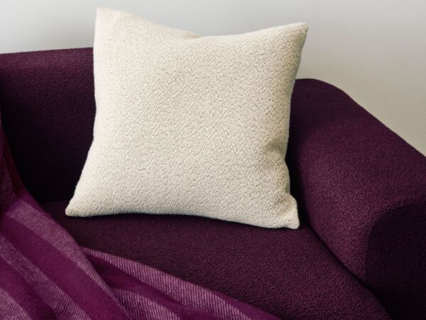 5_Texture Cushion cream melange_Duo Throw plum.jpg