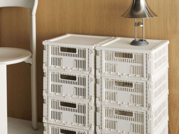 5_HAY Colour Crate M Square off-white_HAY Colour Crate Lid Plastic M Square off-white_Mousqueton Portable_Rey Chair.jpg