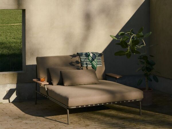 5_settle-lounge-bed-w-armrest-150-ribbed-weave-5-taupe-raise-glass001.jpg