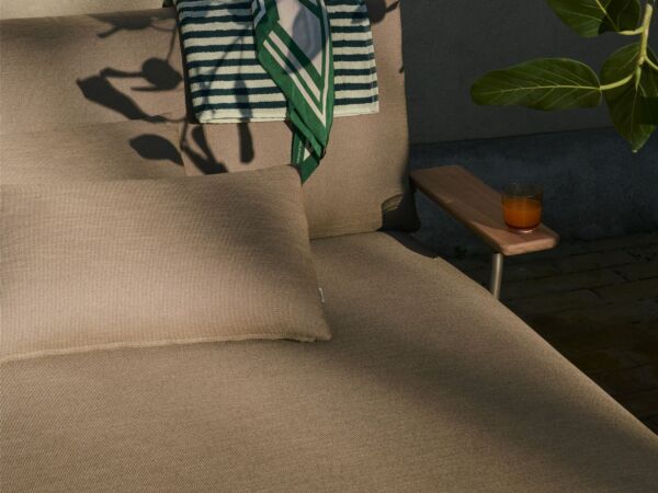 5_settle-lounge-bed-w-armrest-150-ribbed-weave-5-taupe-settle-cushion-raise-glass.jpg
