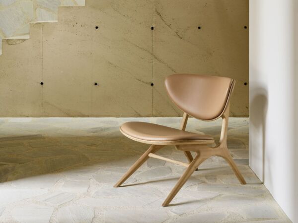 5_Eye_lounge_chair_varnished_oak_Sienna_leather_upholstered backrest.jpg