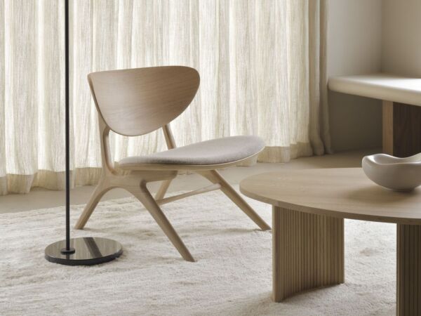 5_Eye_lounge_chair_oak_off_white_50791_Boomerang_coffee_table_pebble.jpg