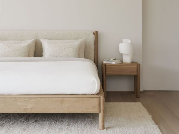 5_PI_bedside_table_oak_21755_Dunes_rug_Sand_21312_Wave_cushion_Off_White.jpg