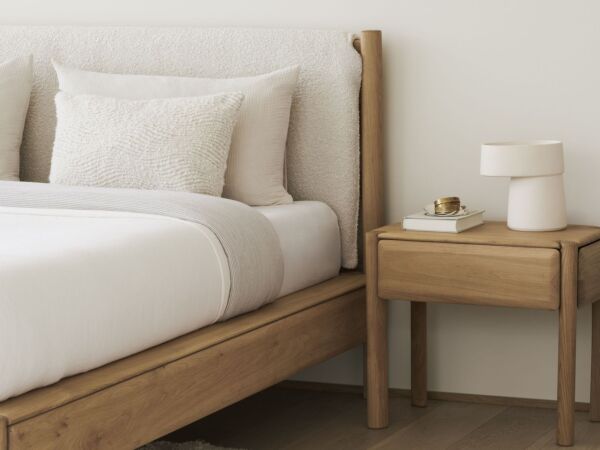 5_PI_bedside_table_oak_21755_Dunes_rug_Sand_21312_Wave_cushion_Off_White.jpg