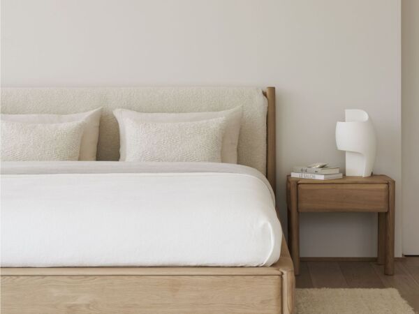 5_PI_bed_oak_Cloud_fabric_51400_PI_bedside_table_oak_21755_Dunes_rug_Sand_21312_Wave_cushion_Off_White.jpg