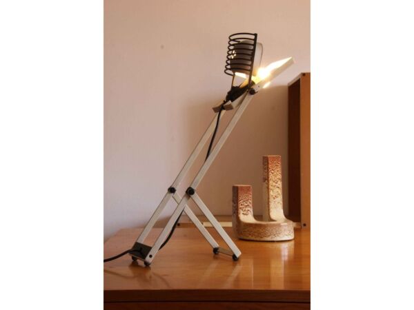 5_lampada-da-tavolo-modello-sintesi-design-ernesto-gismondi-per-artemide.jpg