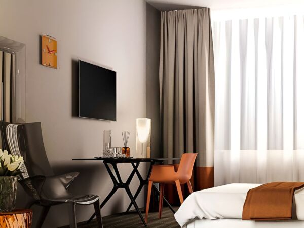 5_toobe-lampe-de-table-kartell03.jpg