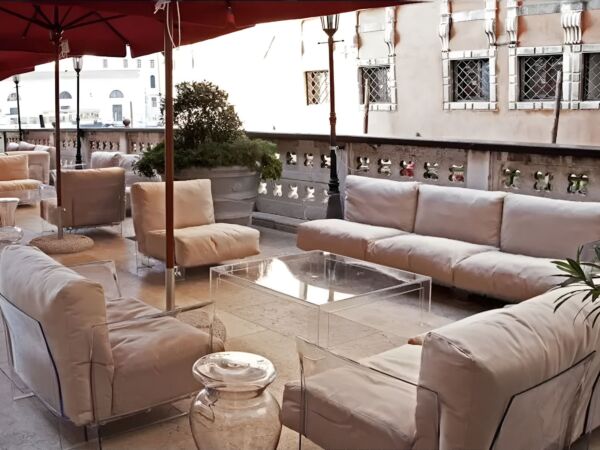 5_Invisible side table kartell 04.jpg