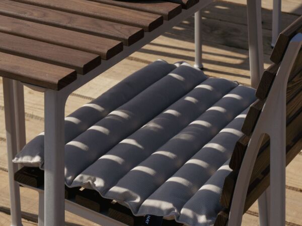 5_Traverse Chair heat treated oiled ash_Traverse Quilted Seat Cushion beige sand textile_Barro Plate green_Brew Cup.jpg