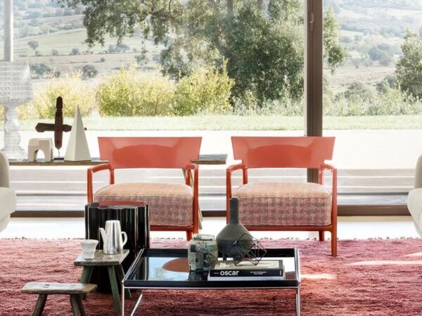 5_Kartell-Cara-Sessel-Gestell-rostbraun-Bezug-rostbraun-beige-Ambiente_1.jpg