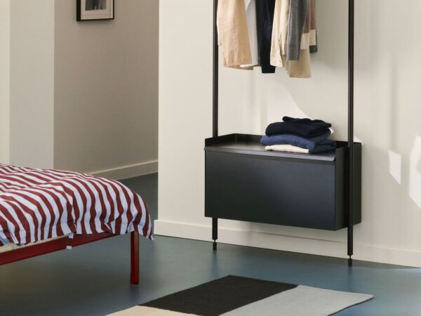 5_Connect Bed maroon red_Pier System 1001 PS black powder coated steel black anodised profiles.jpg