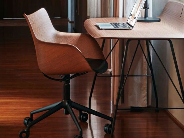5_Kartell-Q-Wood-Stuhl-mit-Rollen-schwarz-Buche-dunkel-Situation_1.jpg