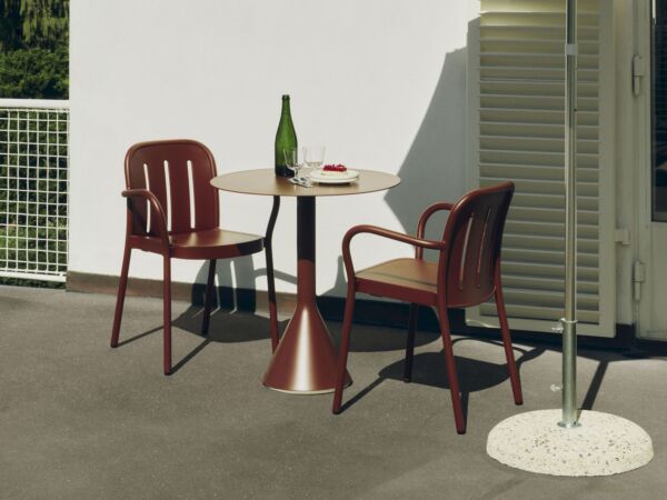 5_Deville Armchair iron red_Terrazza Parasol Octagon_Terrazza Parasol Base.jpg