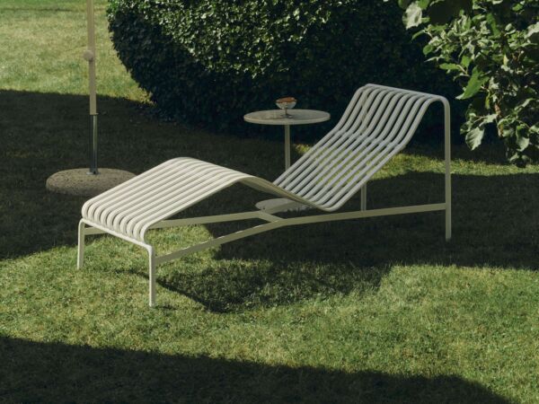 5_Terrazza Parasol Hexagon off white and grey_Palissade Chaise Longue cream white_Pyro Coffee Table.jpg
