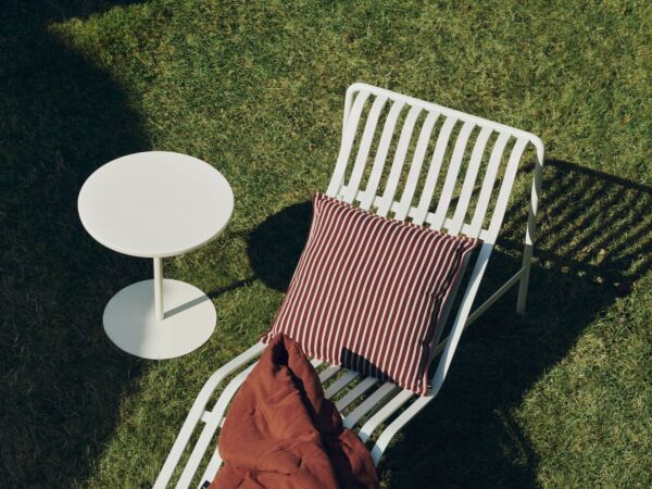 5_Palissade Chaise Longue cream white_Terrazza Cushion terracotta bold stripe_Air Quilt iron red.jpg