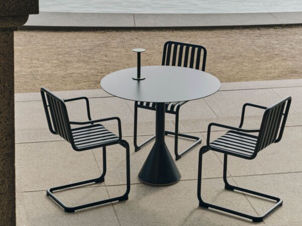 5_Palissade Cantilever Armchair_Palissade Cone Table anthracite_Host Portable Lamp olive01.jpg