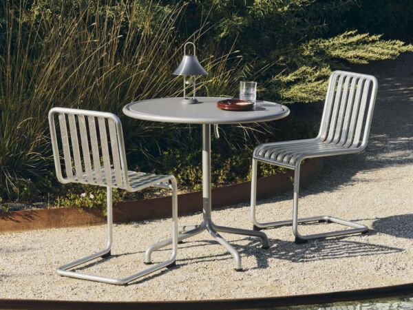 5_Deville Table dia80 silver grey_Palissade Cantilever Chair hot galvanised_Barro Plate burgundy.jpg