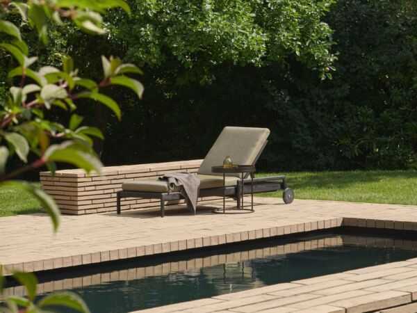 5_10345_Jack_outdoor_adjustable_lounger_teak_Black_Green_fabric_30006_Outdoor_tray_side_table_aluminium_Dark_Bronze_web (1).jpg