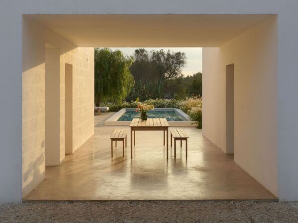 5_assemble-table-220-bench-180-teak-silent-vase-dark-green-ORG_1.jpg