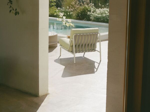 5_editorial-settle-lounge-chair-delta-26-grey-halves-coffee-table-light-taupe-MED-RES.jpg