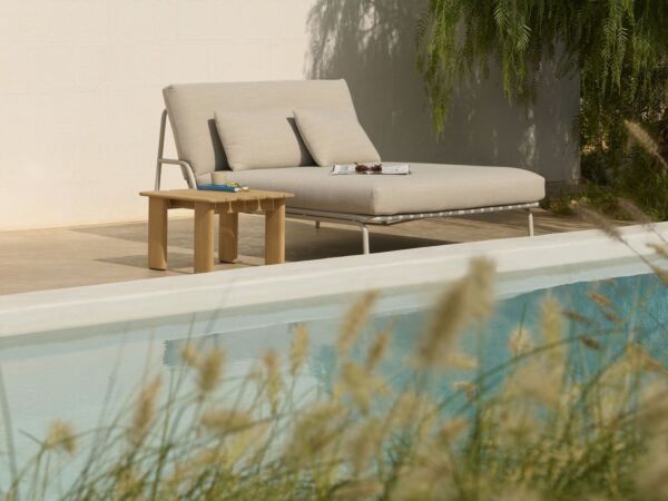 5_settle-lounge-bed-laze-1-grey-assemble-coffee-table-55-teak-ORG_1.jpg